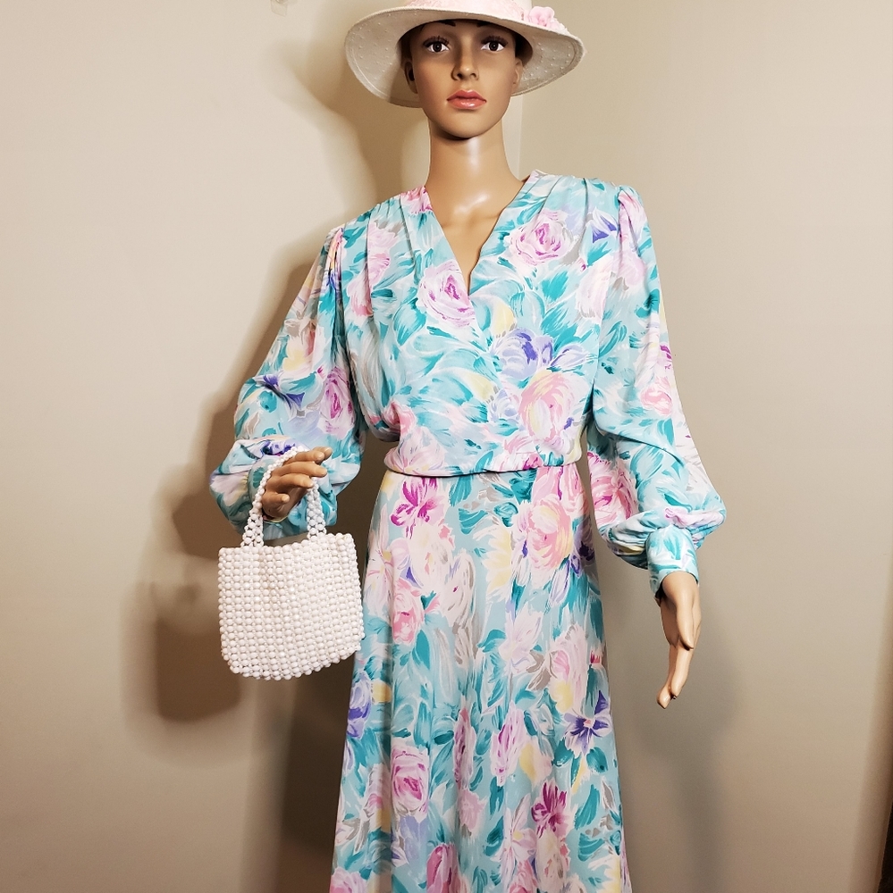 Gorgeous Vintage Floral Dress by D'Allairds. Soft Flowy Fabric